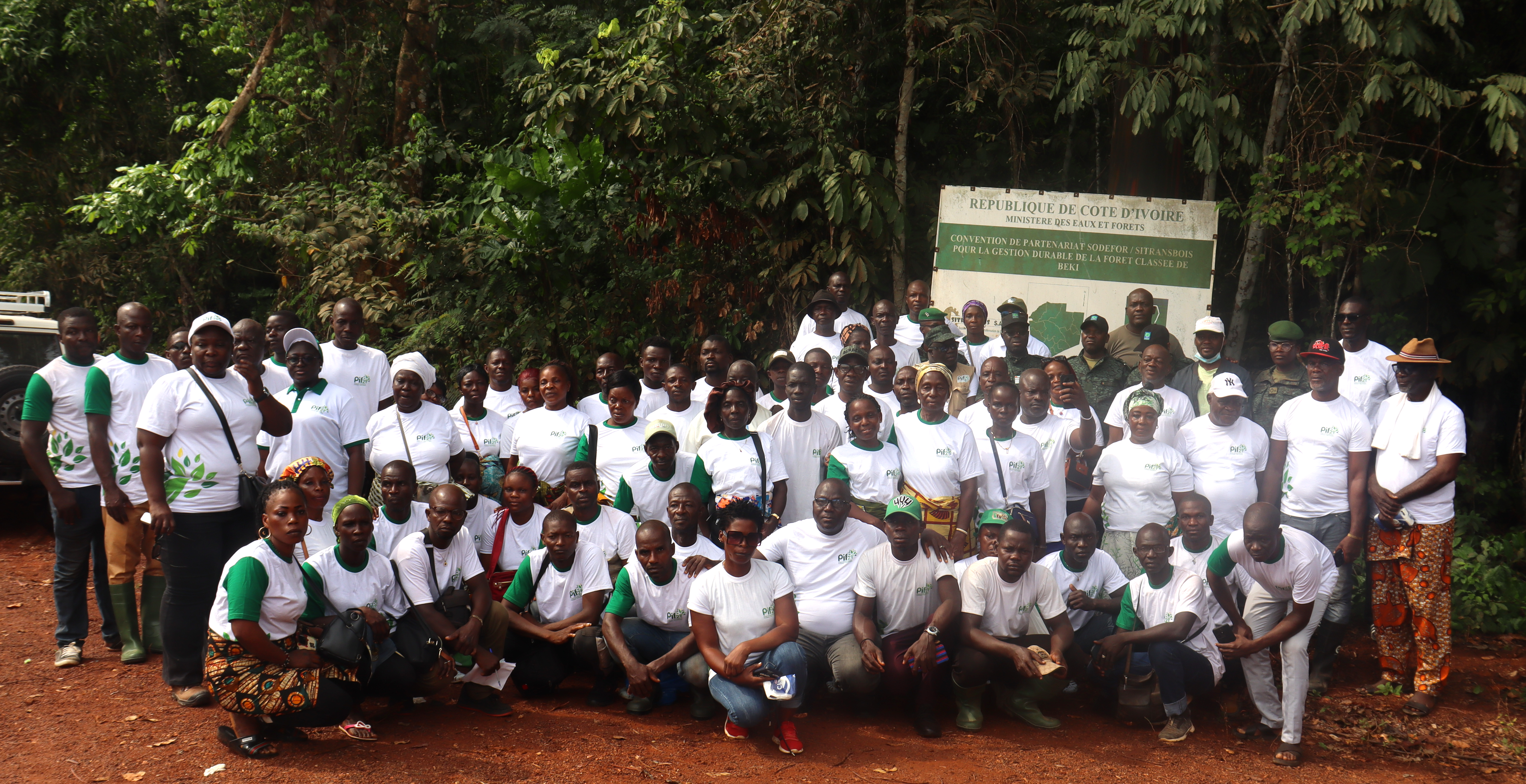 Des producteurs de cacao du Sud-ouest de la Côte d’Ivoire visitent des parcelles agroforestières à Azaguié et Abengourou.