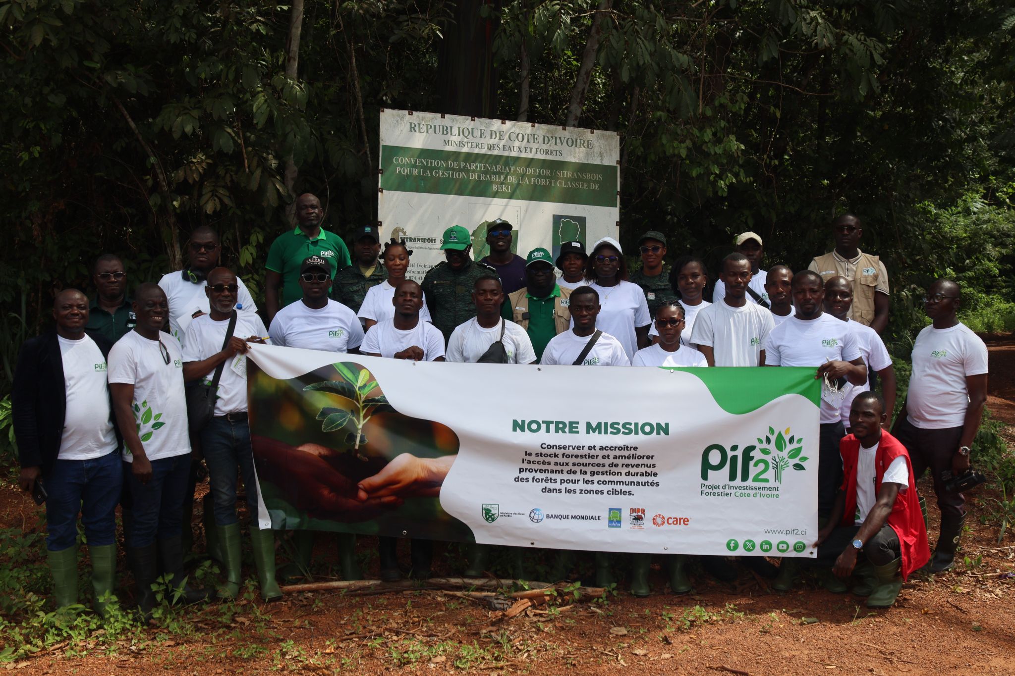 Des hommes et femmes de médias visitent des parcelles agroforestières dans la Forêt Classée de Béki.